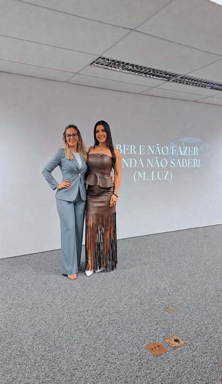 Adriana Carvalho com convidada após palestra